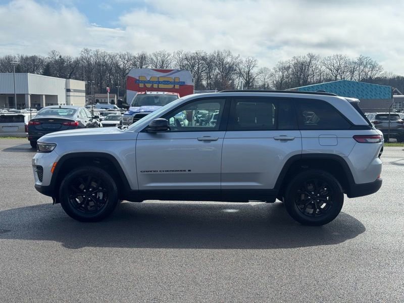 Used 2025 Jeep Grand Cherokee Altitude image 6