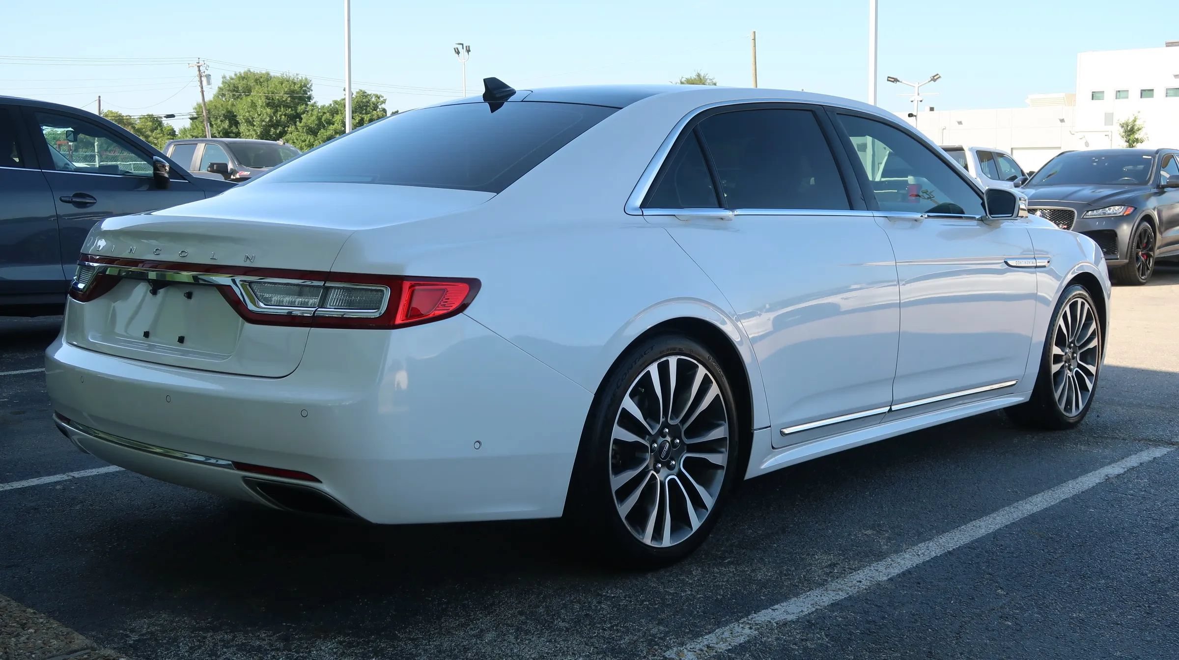 Used 2018 Lincoln Continental Reserve w/ Rear-seat Package FWD image 14