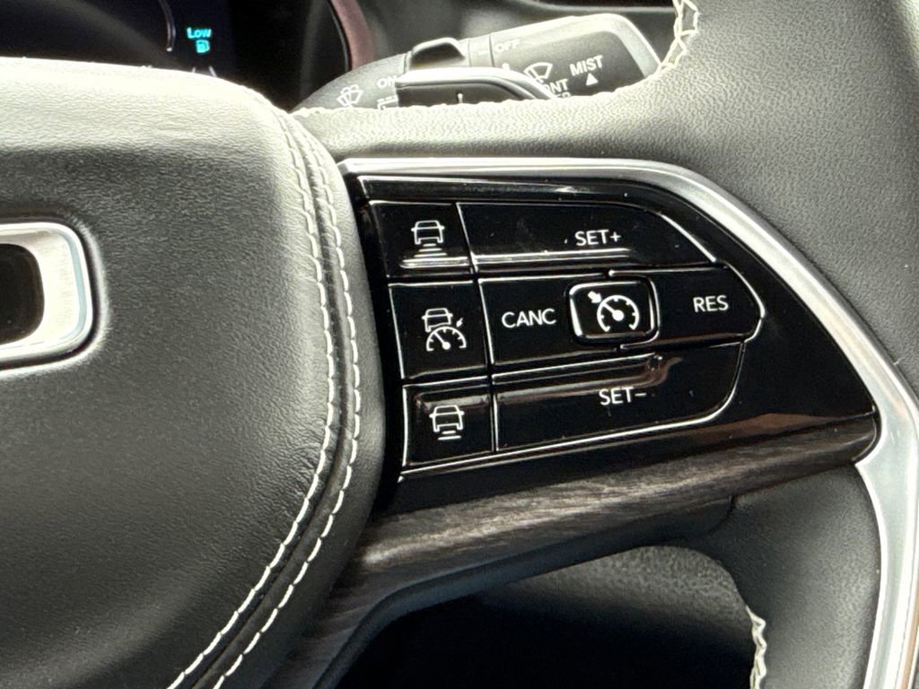 Used 2022 Jeep Grand Cherokee Overland w/ Luxury Tech Group IV AWD/4WD image 30