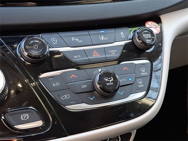 Used 2023 Chrysler Pacifica Touring-L image 16