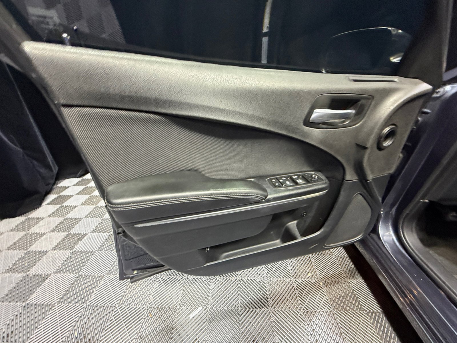Used 2016 Dodge Charger SE image 13