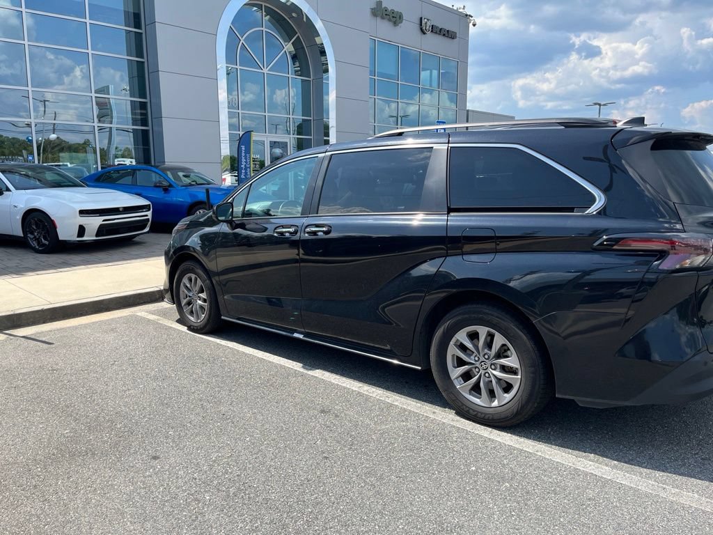 Used 2024 Toyota Sienna XLE FWD image 4