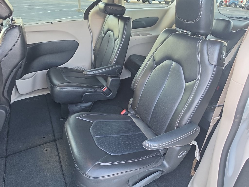 Used 2024 Chrysler Pacifica Touring-L FWD image 19
