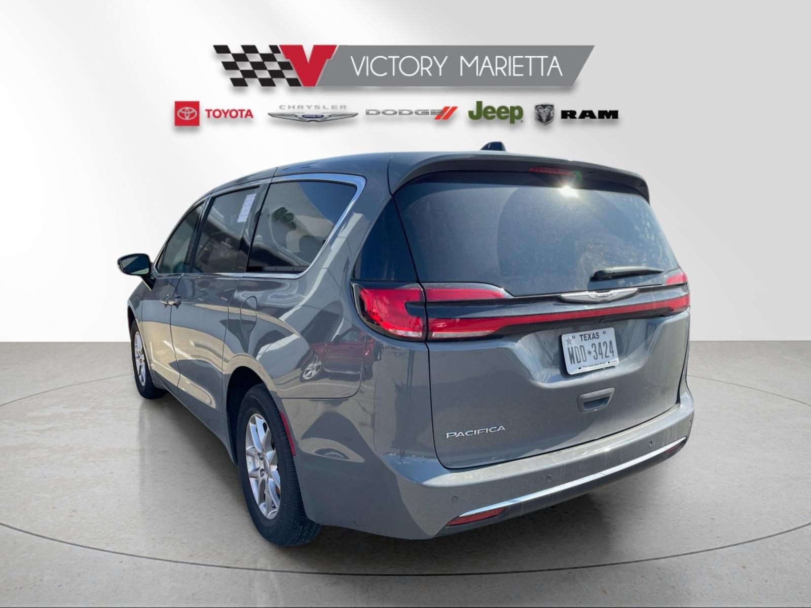 Used 2025 Chrysler Pacifica Select image 3