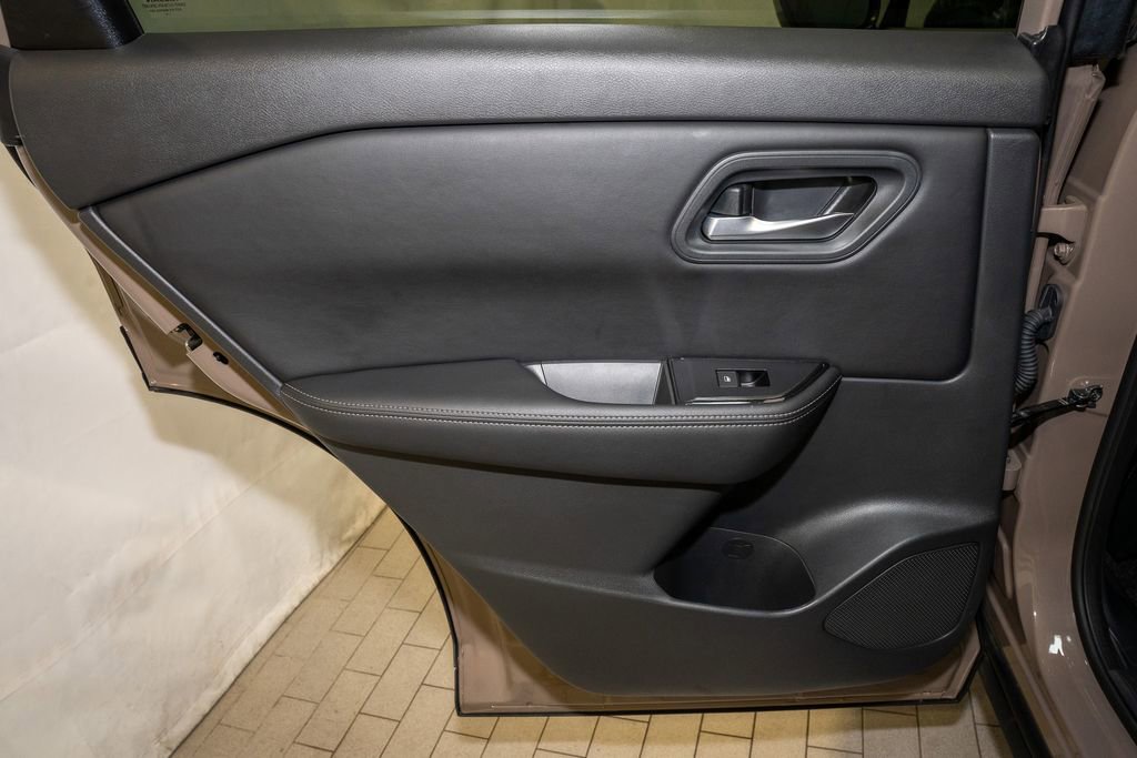 Certified 2025 Nissan Rogue SV image 10