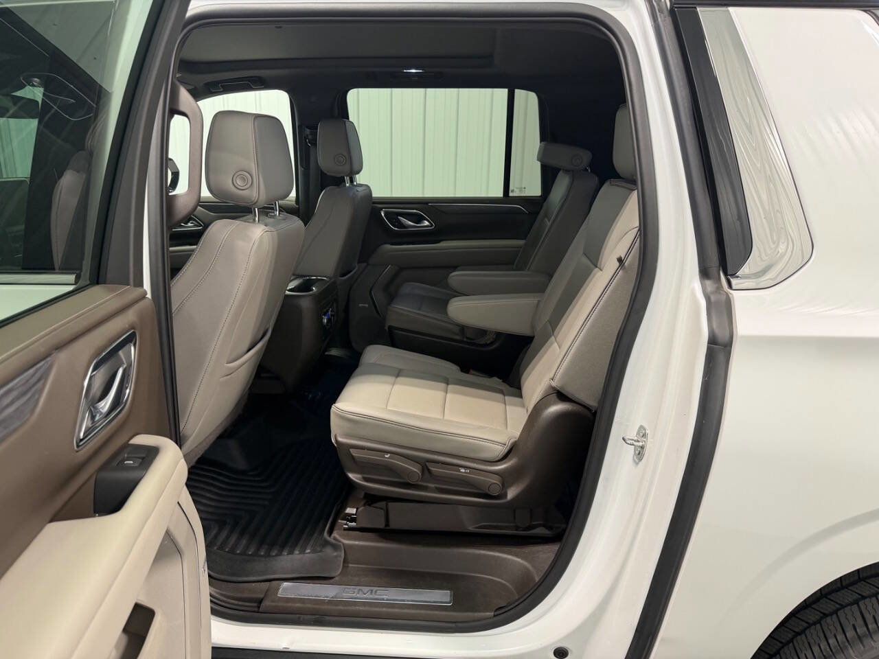 Used 2023 GMC Yukon XL SLT w/ SLT Premium Package AWD/4WD image 9
