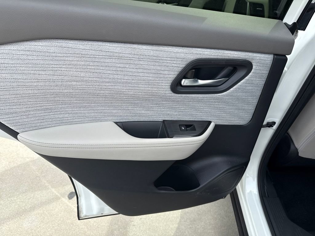 Used 2023 Nissan Rogue SV image 28