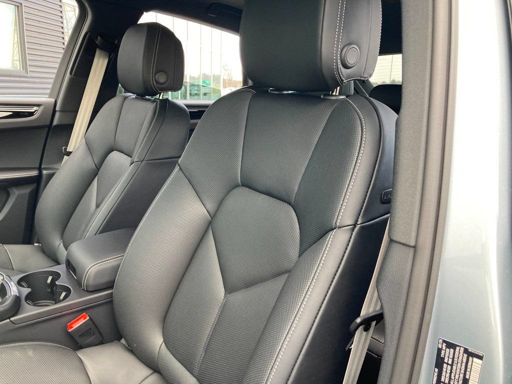 Used 2025 Porsche Macan AWD/4WD image 5