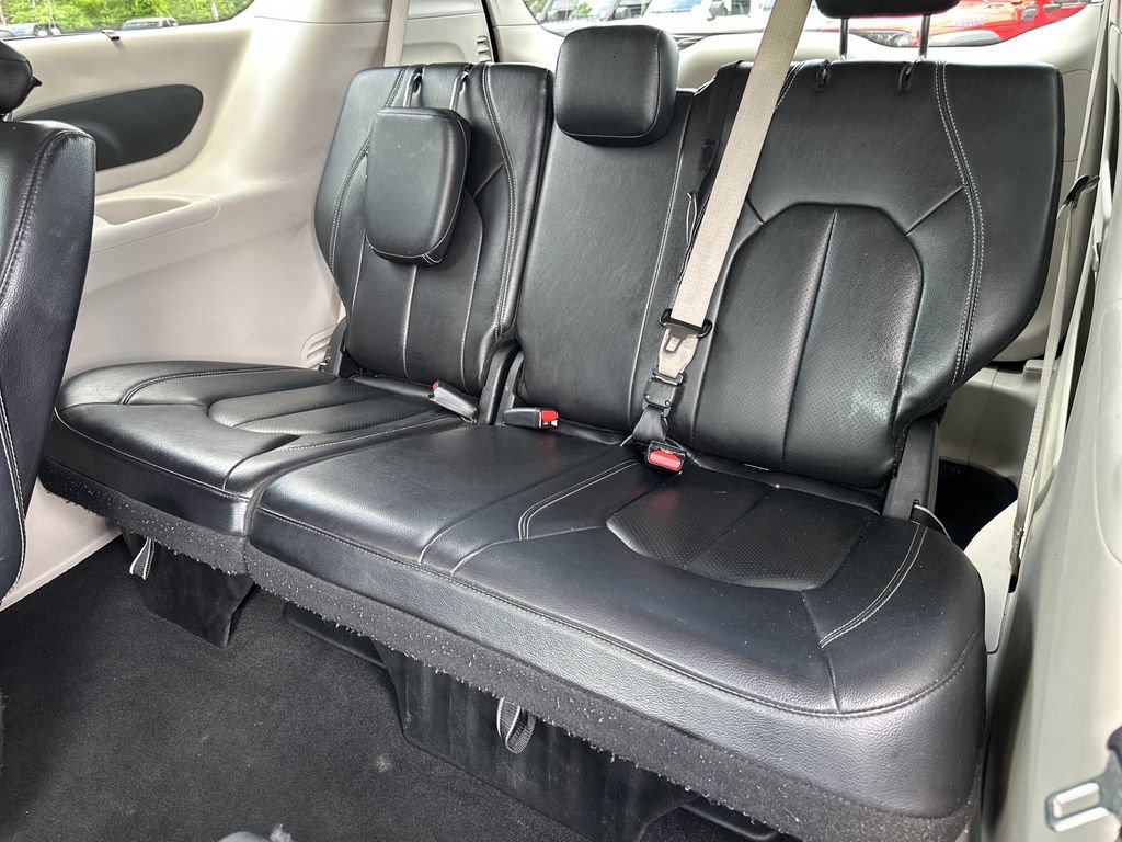 Certified 2022 Chrysler Pacifica Touring-L FWD image 16