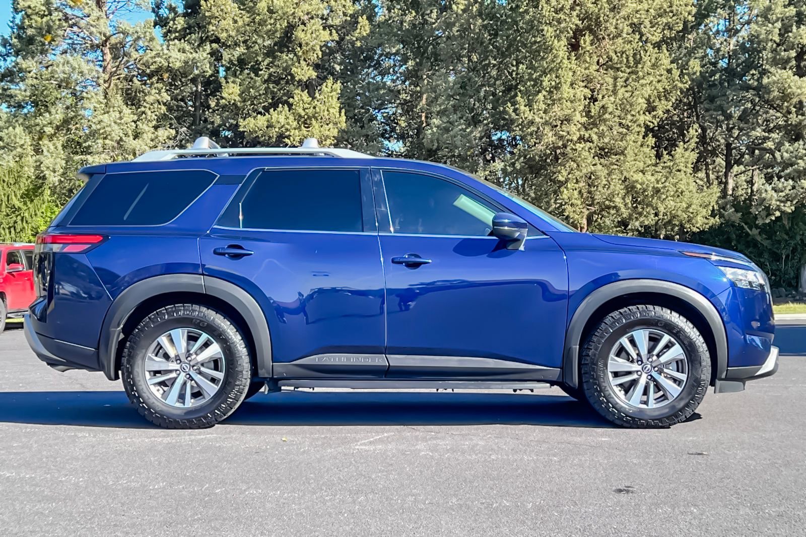 Used 2022 Nissan Pathfinder SL w/ Cargo Package FWD image 3