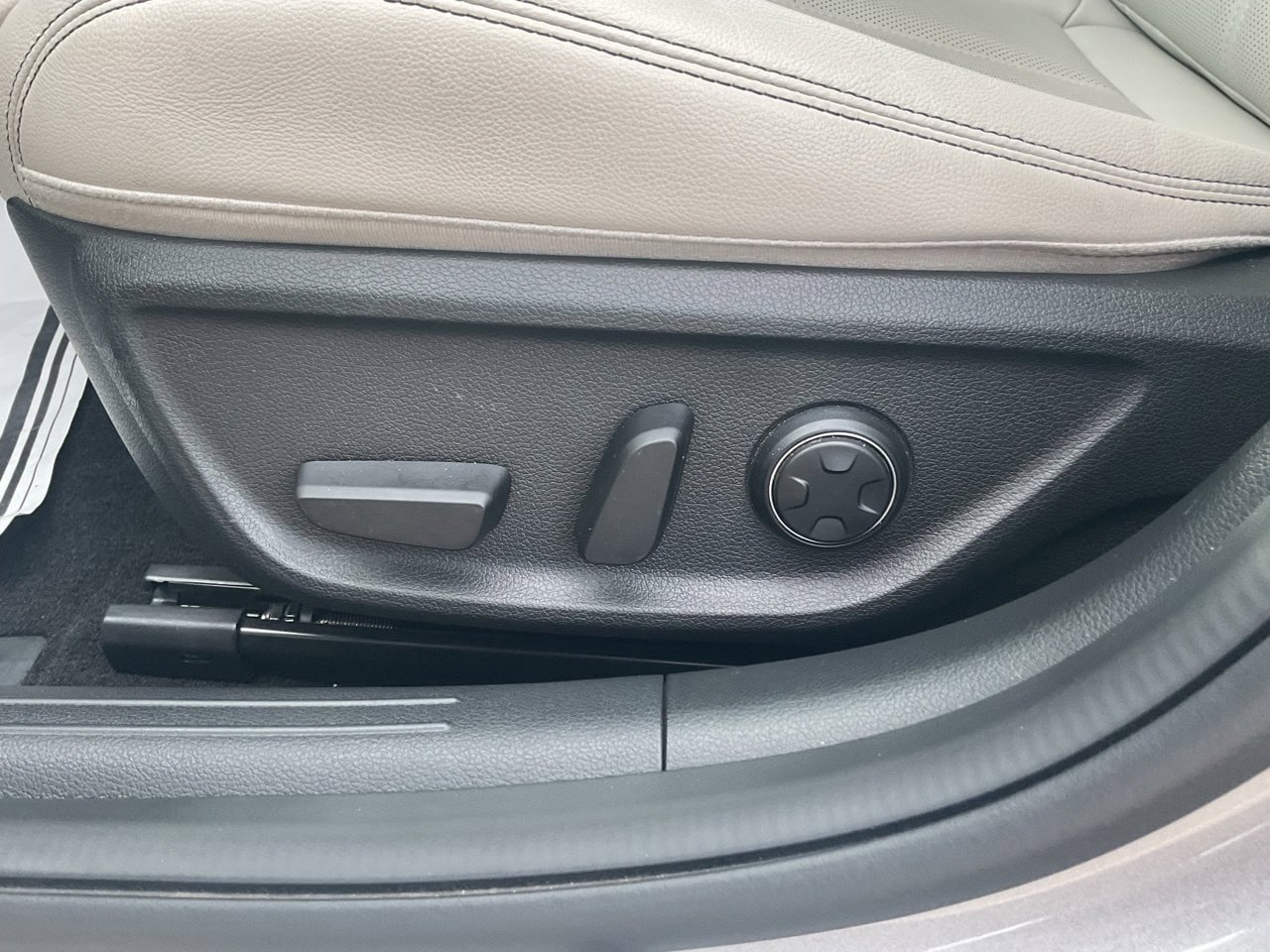 Used 2025 Genesis G70 2.5T RWD image 9