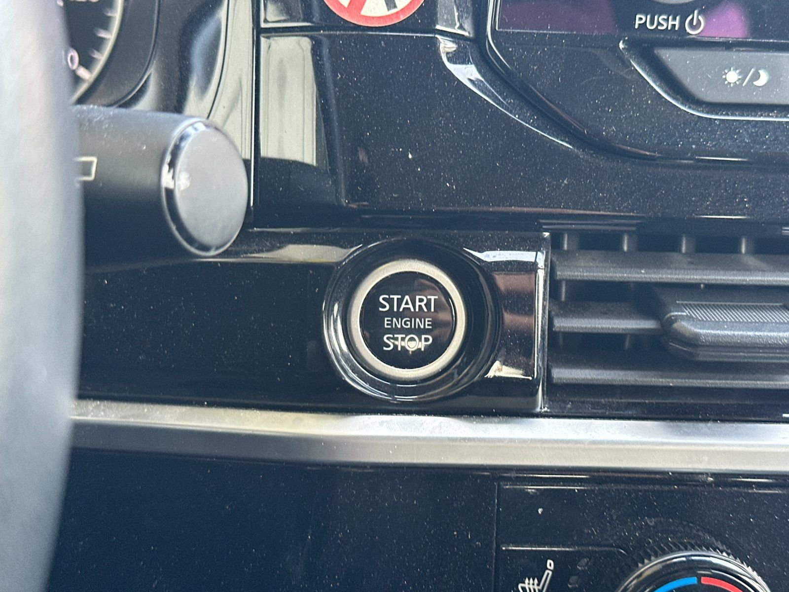 Used 2024 Nissan Pathfinder SV image 21