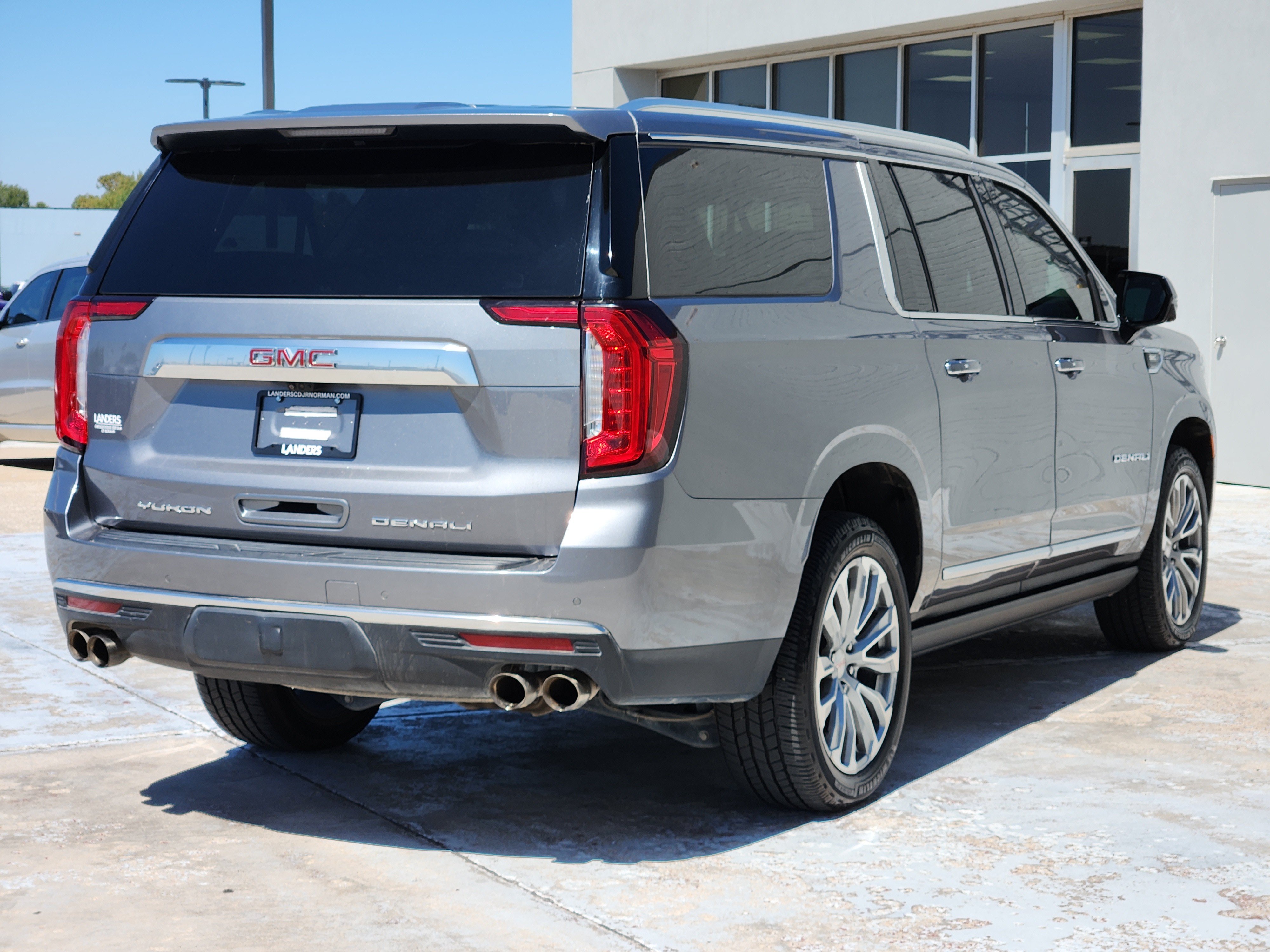 Used 2021 GMC Yukon XL Denali w/ Denali Premium Package AWD/4WD image 8
