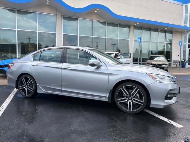 Used 2017 Honda Accord Touring image 4