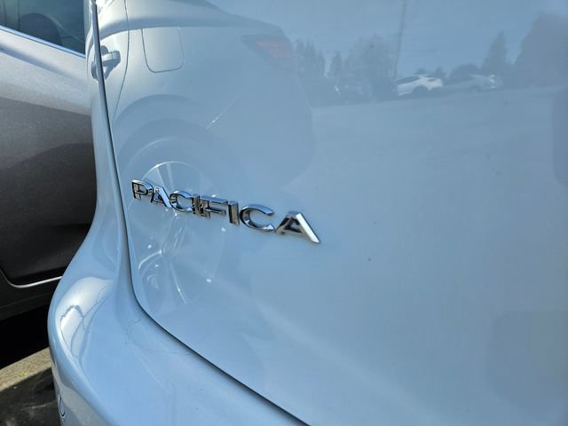 Used 2024 Chrysler Pacifica Touring-L FWD image 3