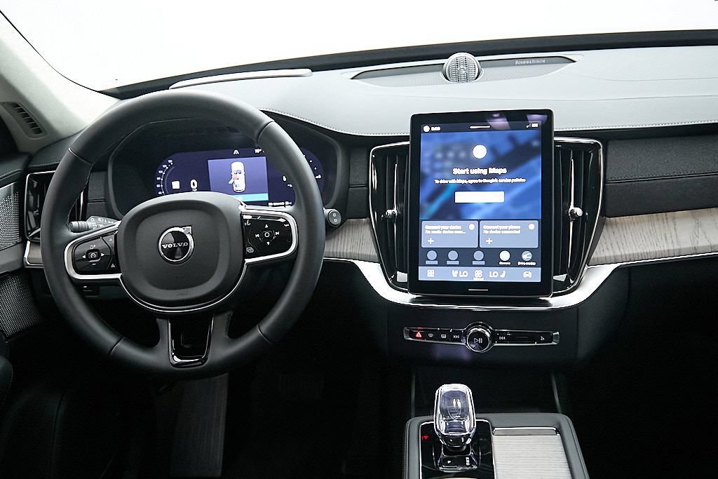 Certified 2025 Volvo XC90 T8 Ultra AWD/4WD image 27