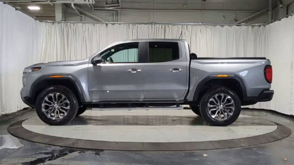 Used 2023 GMC Canyon Denali image 6