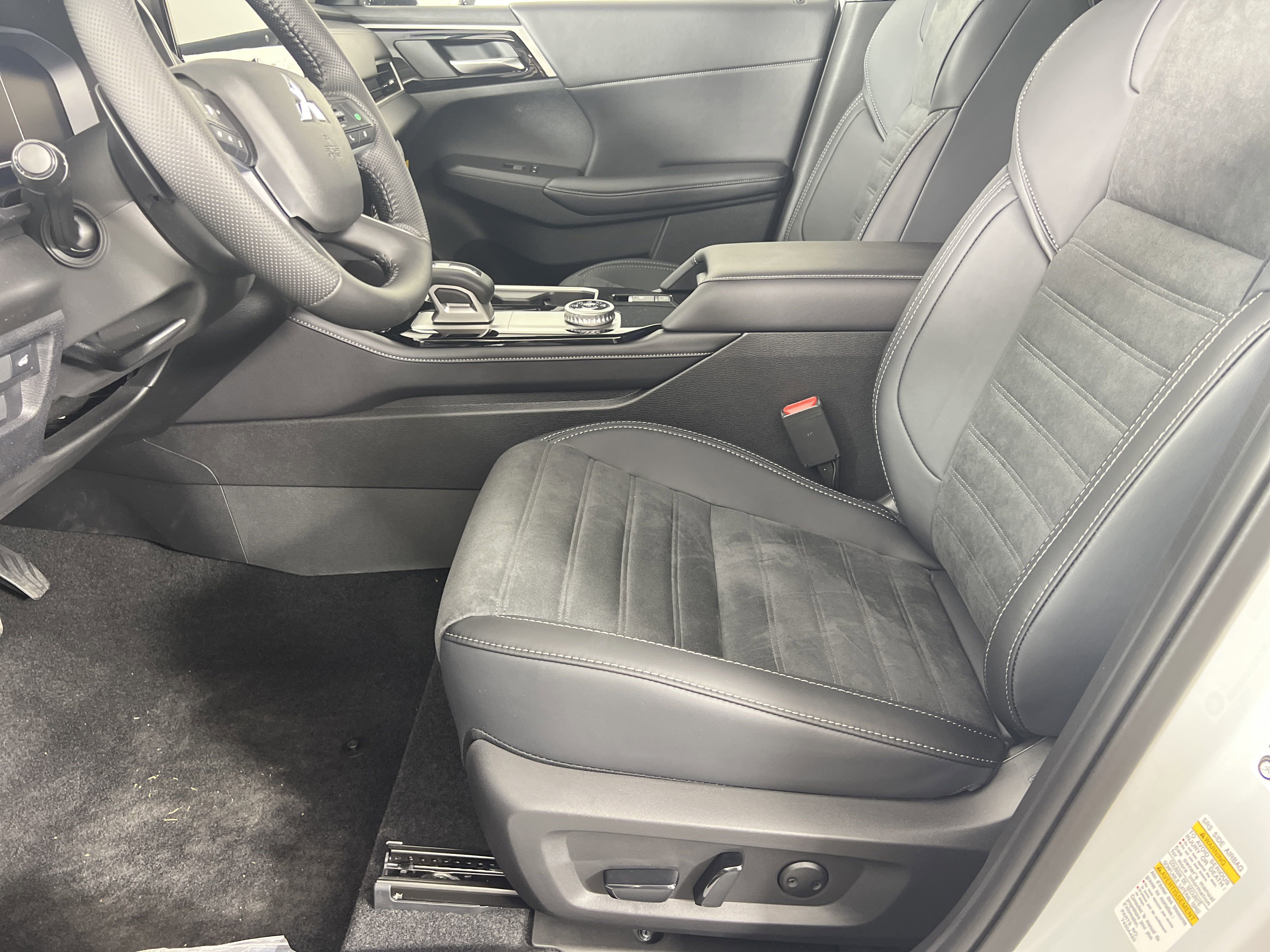 New 2025 Mitsubishi Outlander SE image 9
