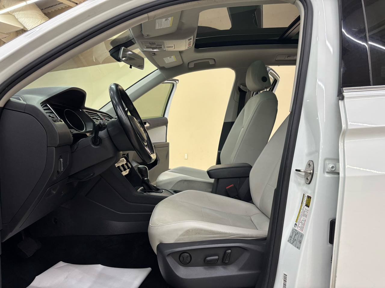 Used 2018 Volkswagen Tiguan SEL FWD image 16