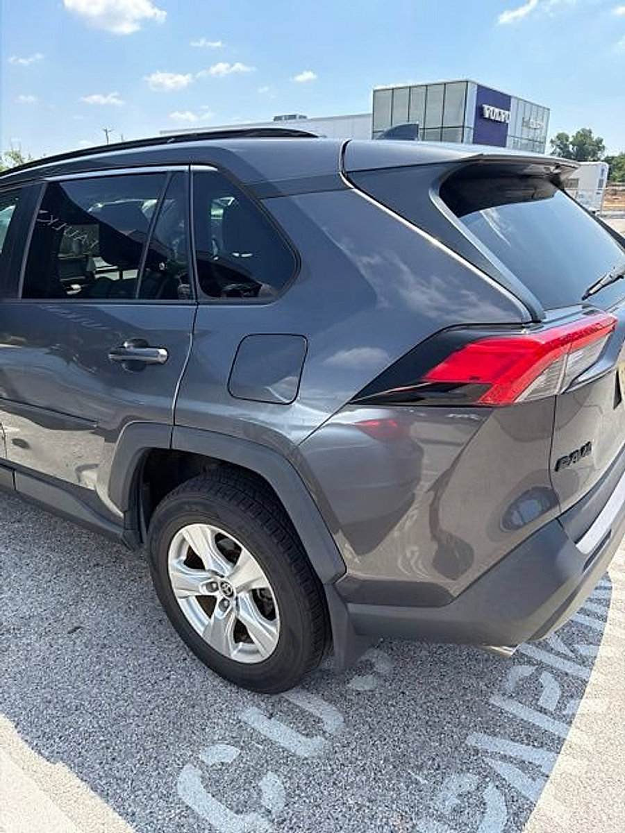 Used 2021 Toyota RAV4 XLE AWD/4WD image 4