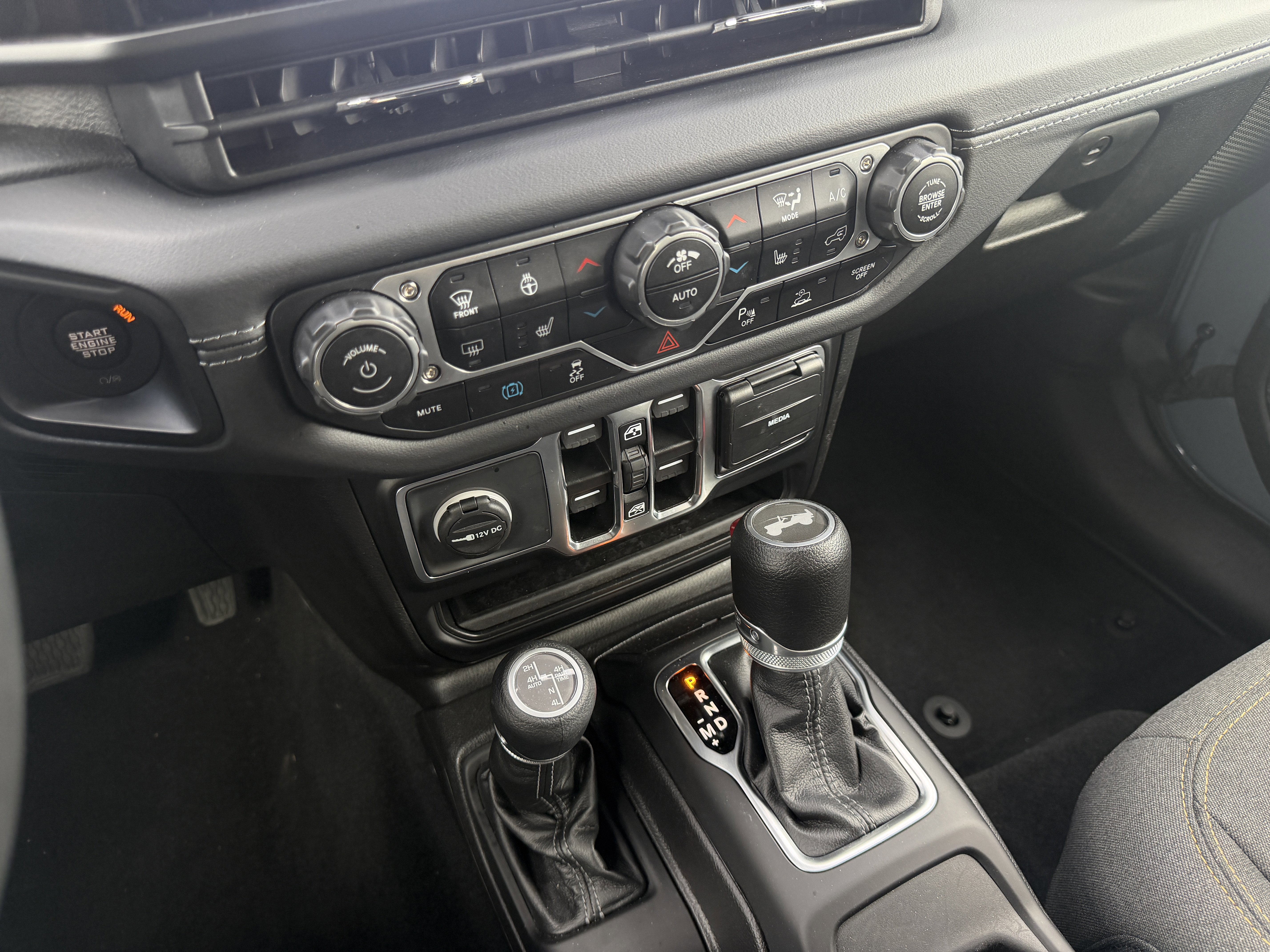 Used 2025 Jeep Wrangler Unlimited Sahara w/ Safety Group image 29