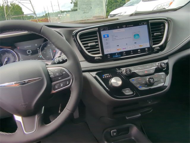 New 2026 Chrysler Pacifica Select image 10