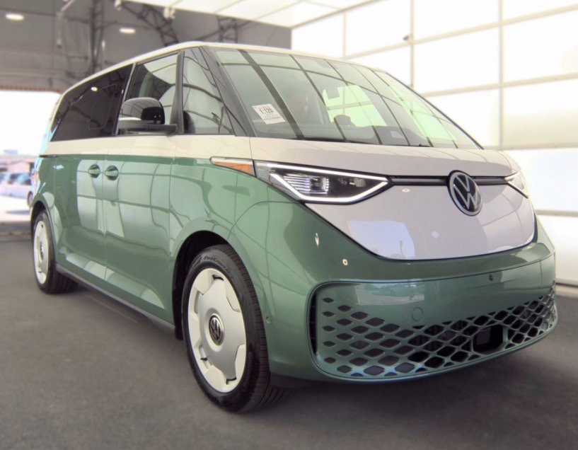 Used 2025 Volkswagen ID. Buzz 1st Edition AWD/4WD image 4