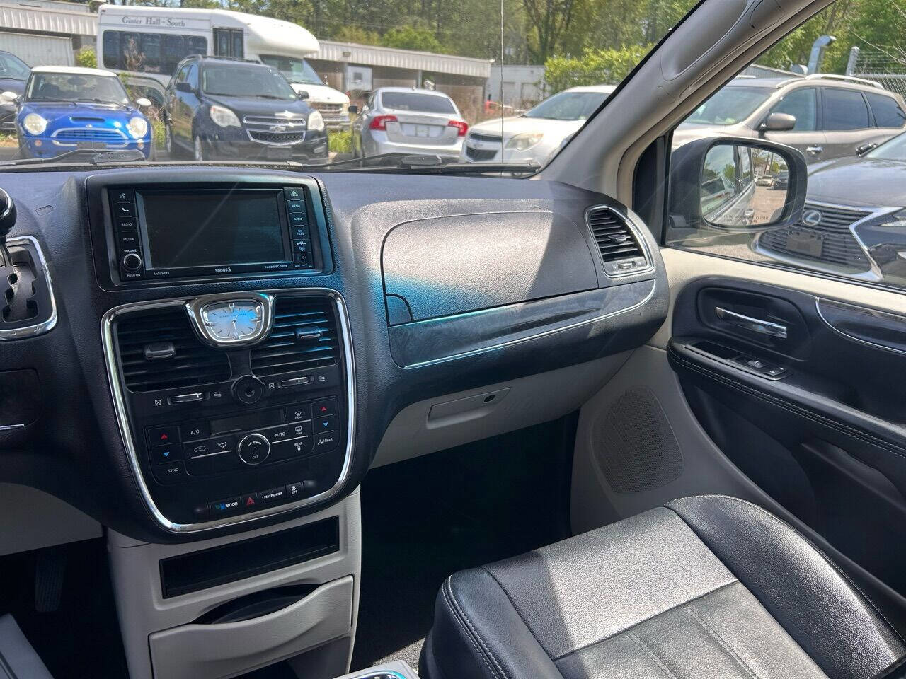 Used 2015 Chrysler Town & Country Touring image 14