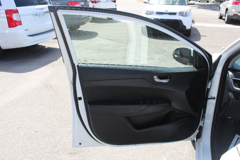 Used 2022 Hyundai Accent SE image 8