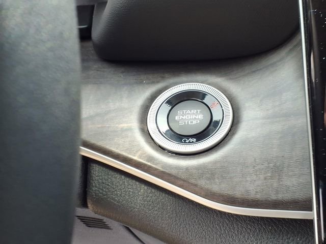 Used 2023 Jeep Grand Cherokee Limited w/ Black Appearance Package image 19