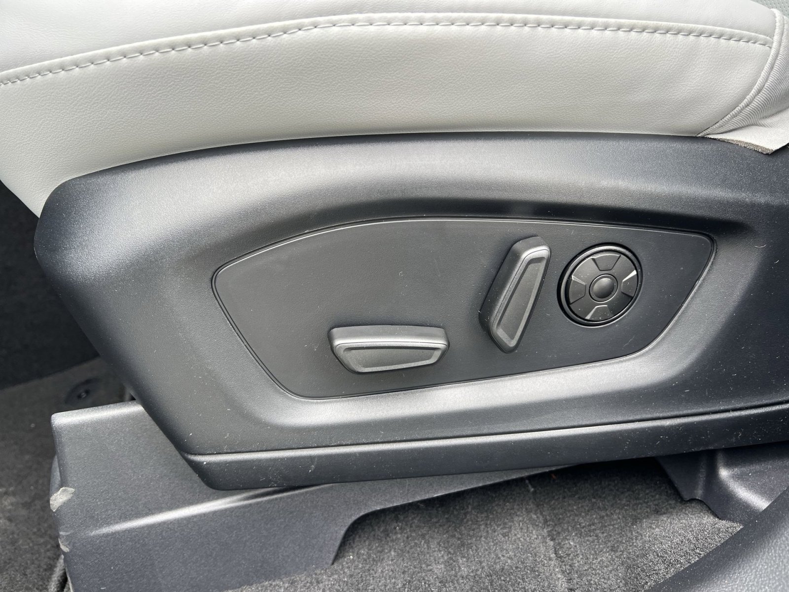 New 2026 Ford Explorer Platinum w/ LUX Leather Package image 14