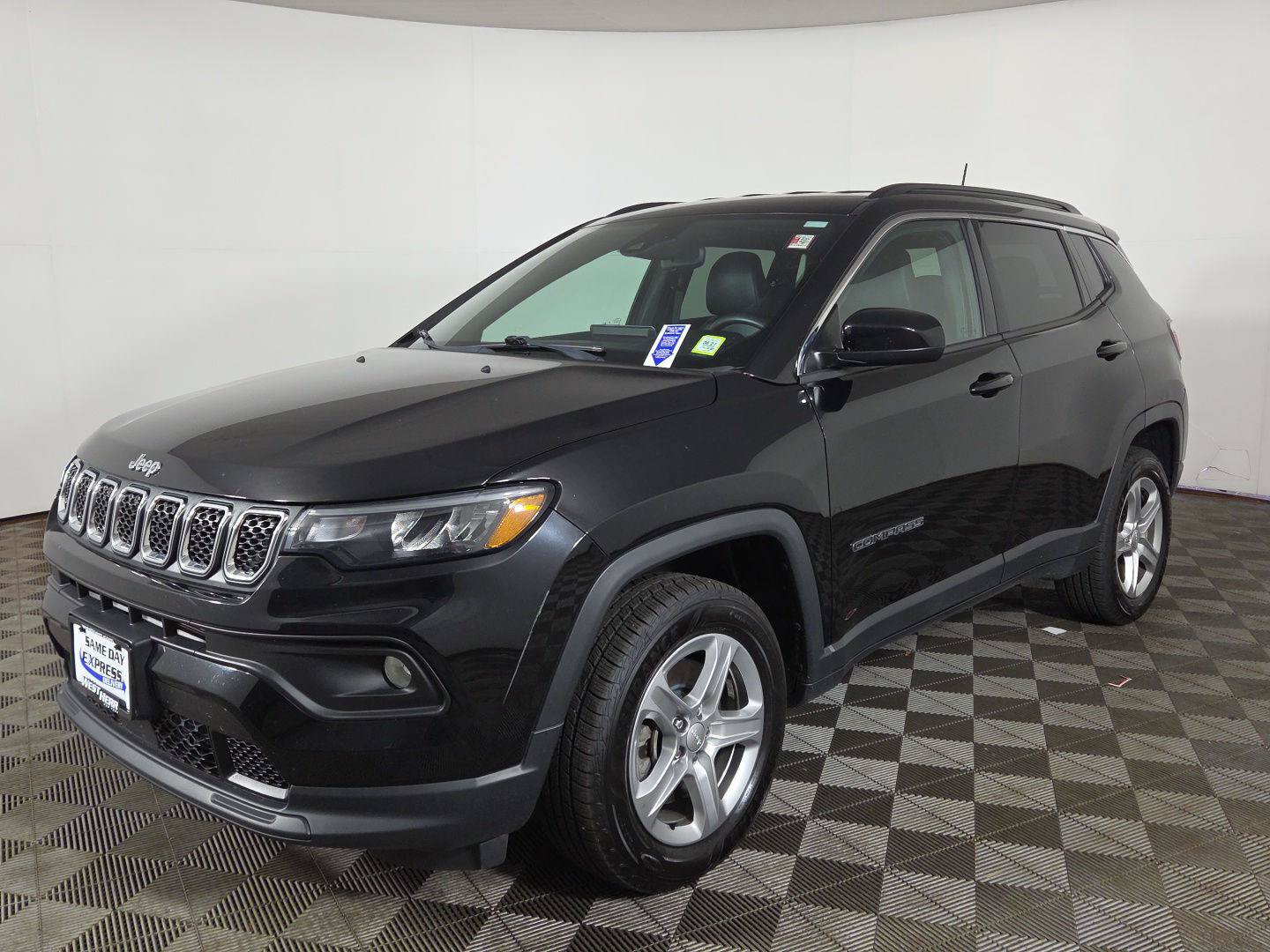 Used 2023 Jeep Compass Latitude AWD/4WD image 2