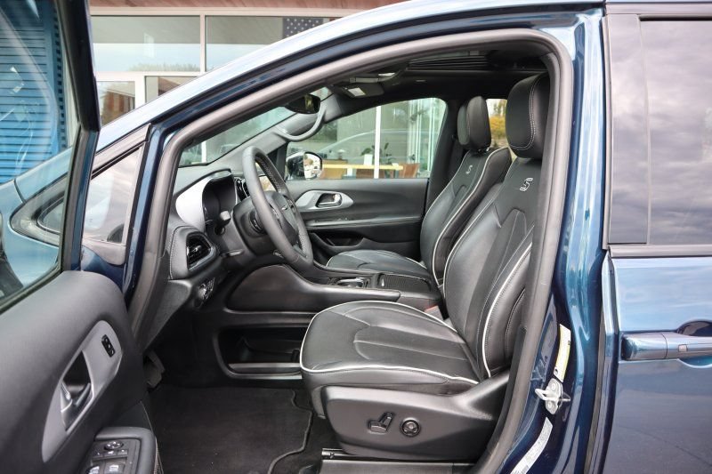 Used 2025 Chrysler Pacifica Limited FWD image 9