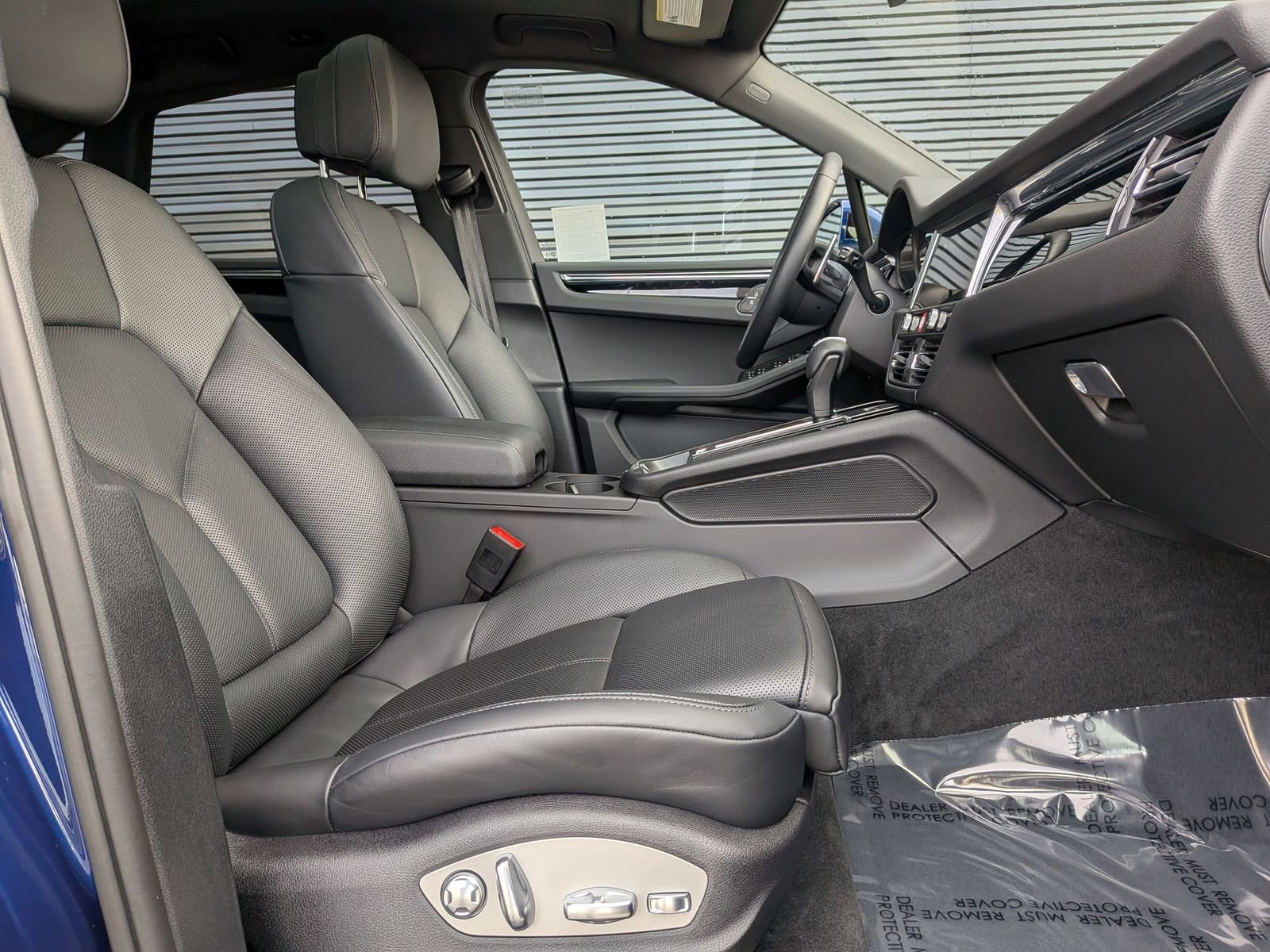 Certified 2025 Porsche Macan image 25