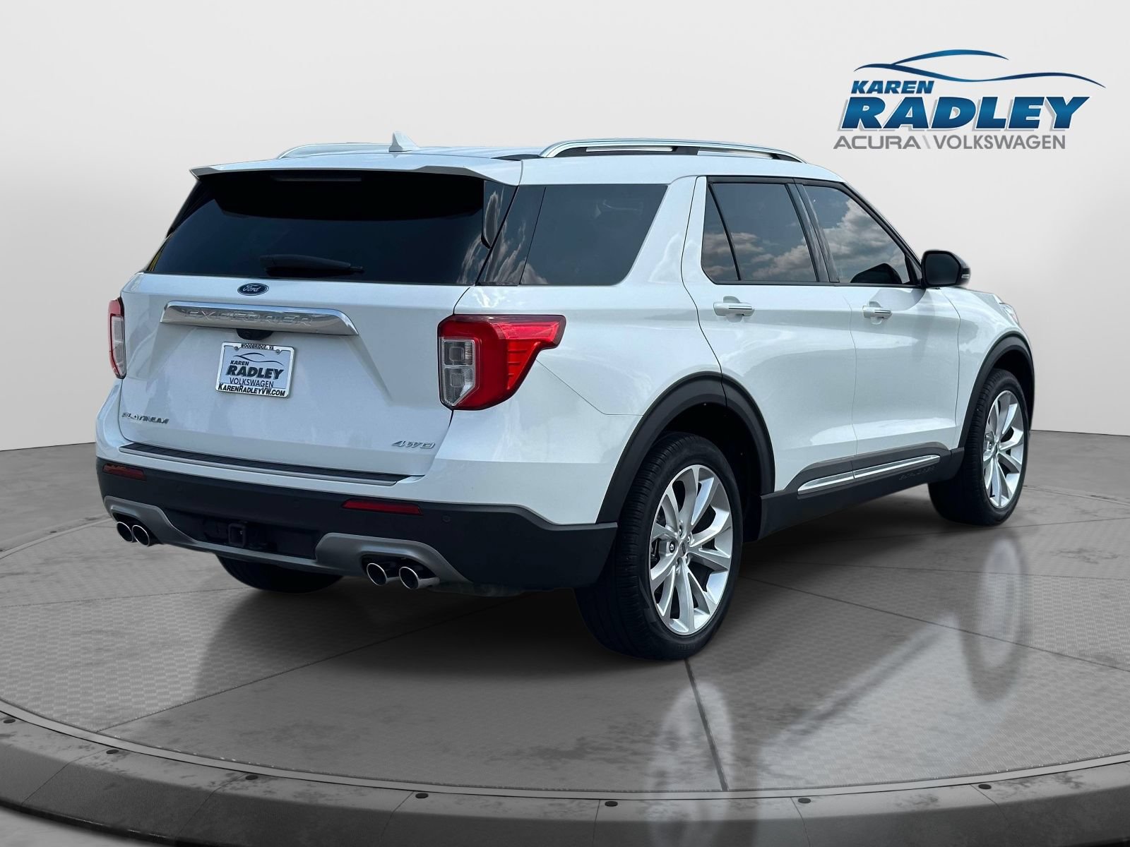 Used 2023 Ford Explorer Platinum w/ Technology Package AWD/4WD image 2