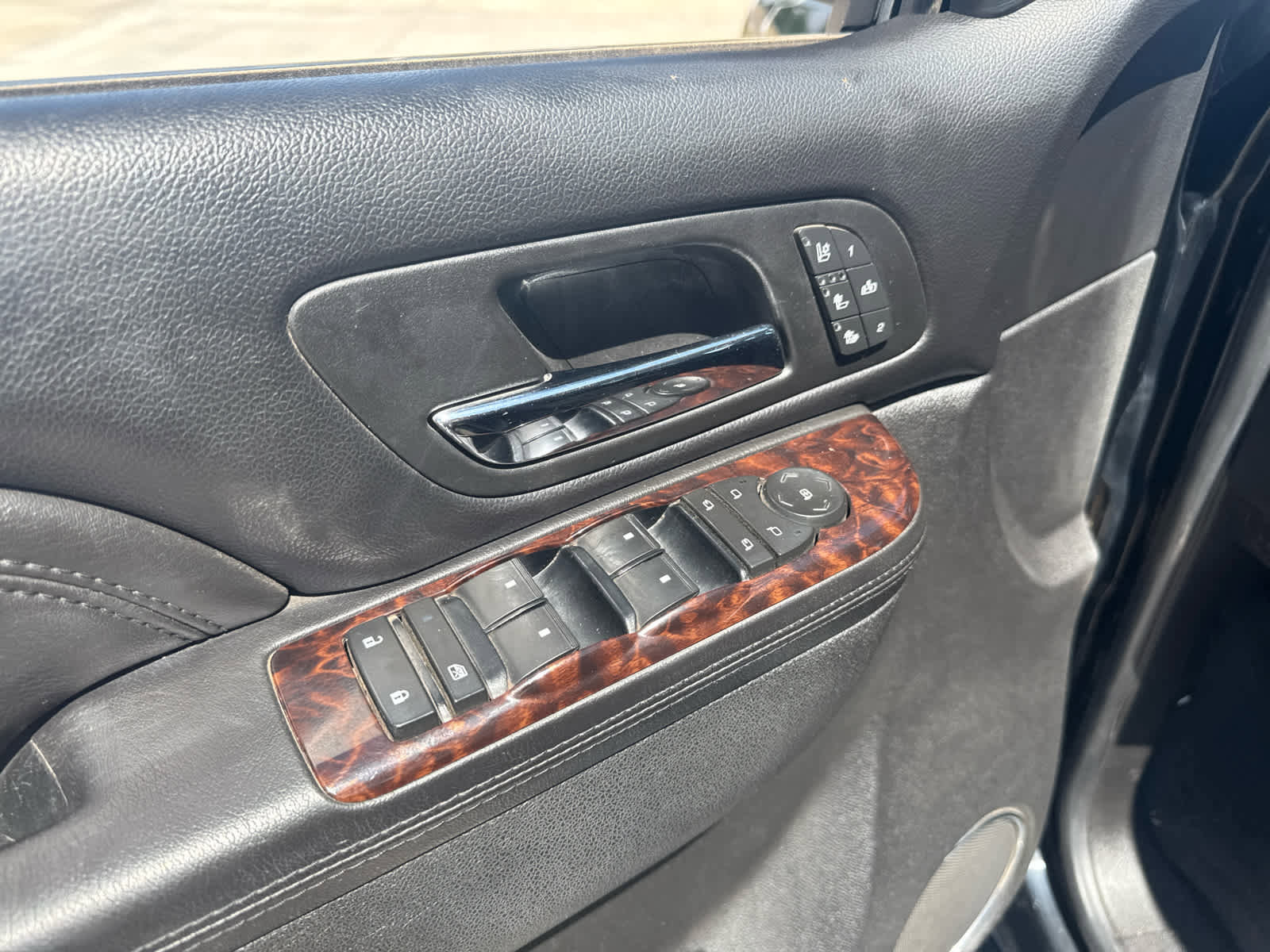 Used 2010 GMC Yukon XL Denali RWD image 14