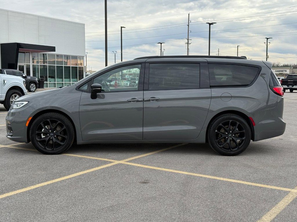 Used 2025 Chrysler Pacifica Limited image 2