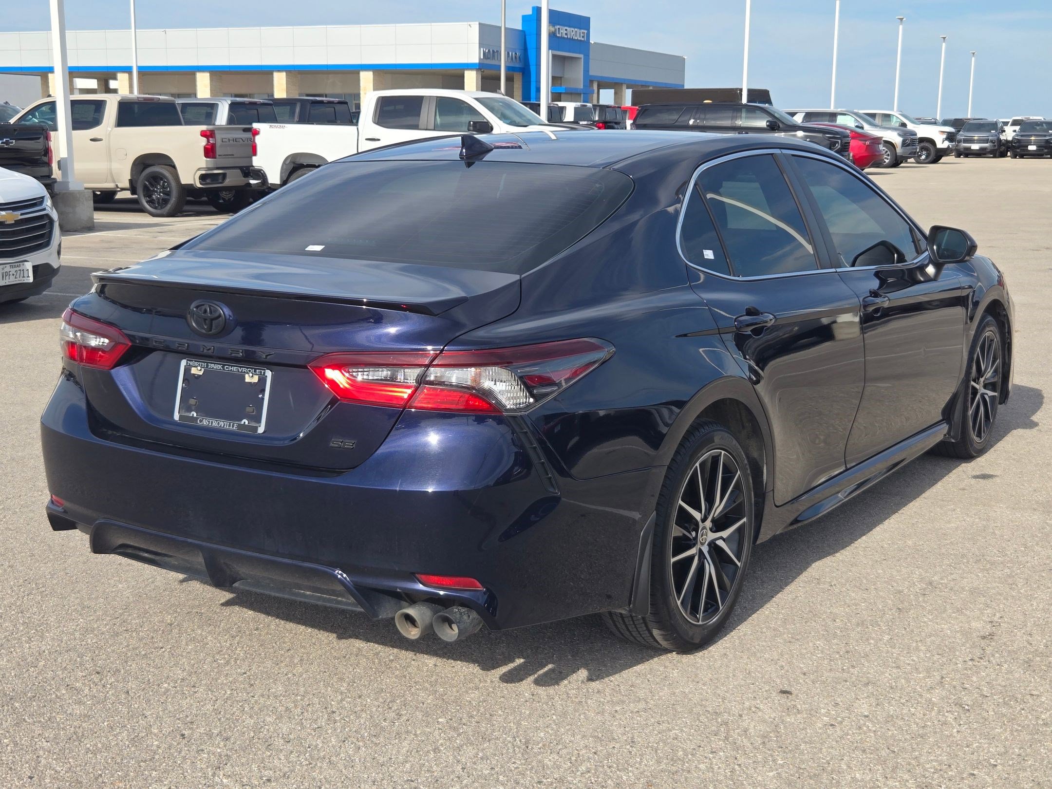 Used 2022 Toyota Camry SE FWD image 3