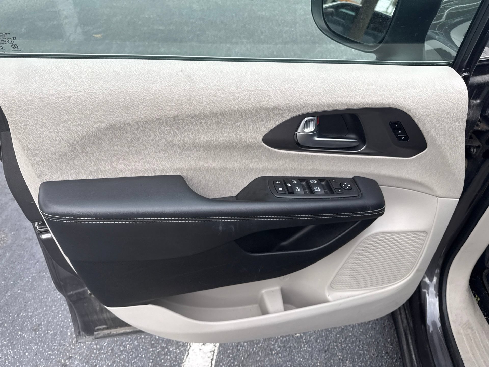 Used 2023 Chrysler Pacifica Touring-L FWD image 15