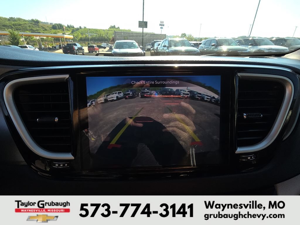 Used 2023 Chrysler Pacifica Touring-L FWD image 22
