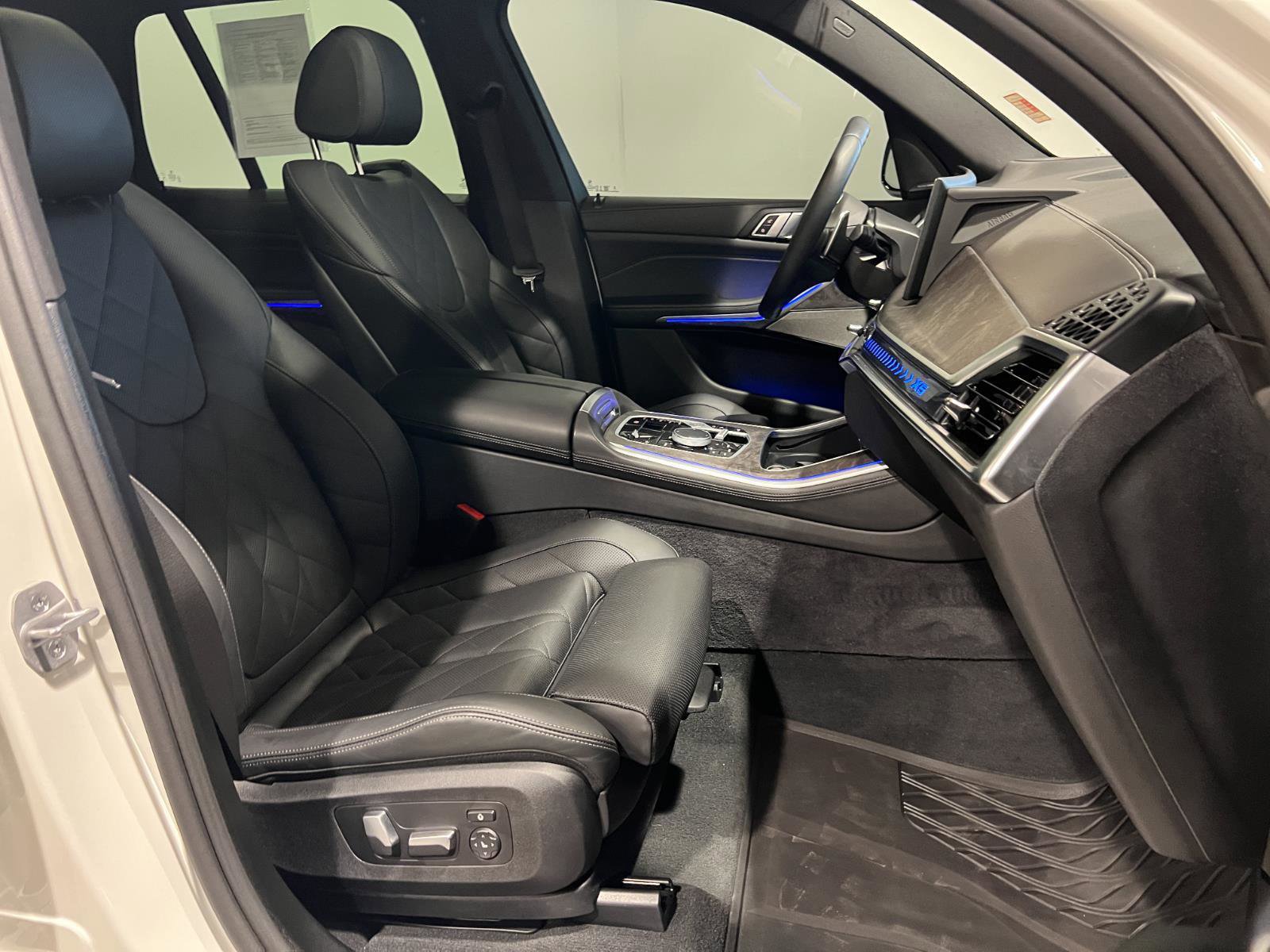 Used 2025 BMW X5 xDrive50e w/ M Sport Package image 40