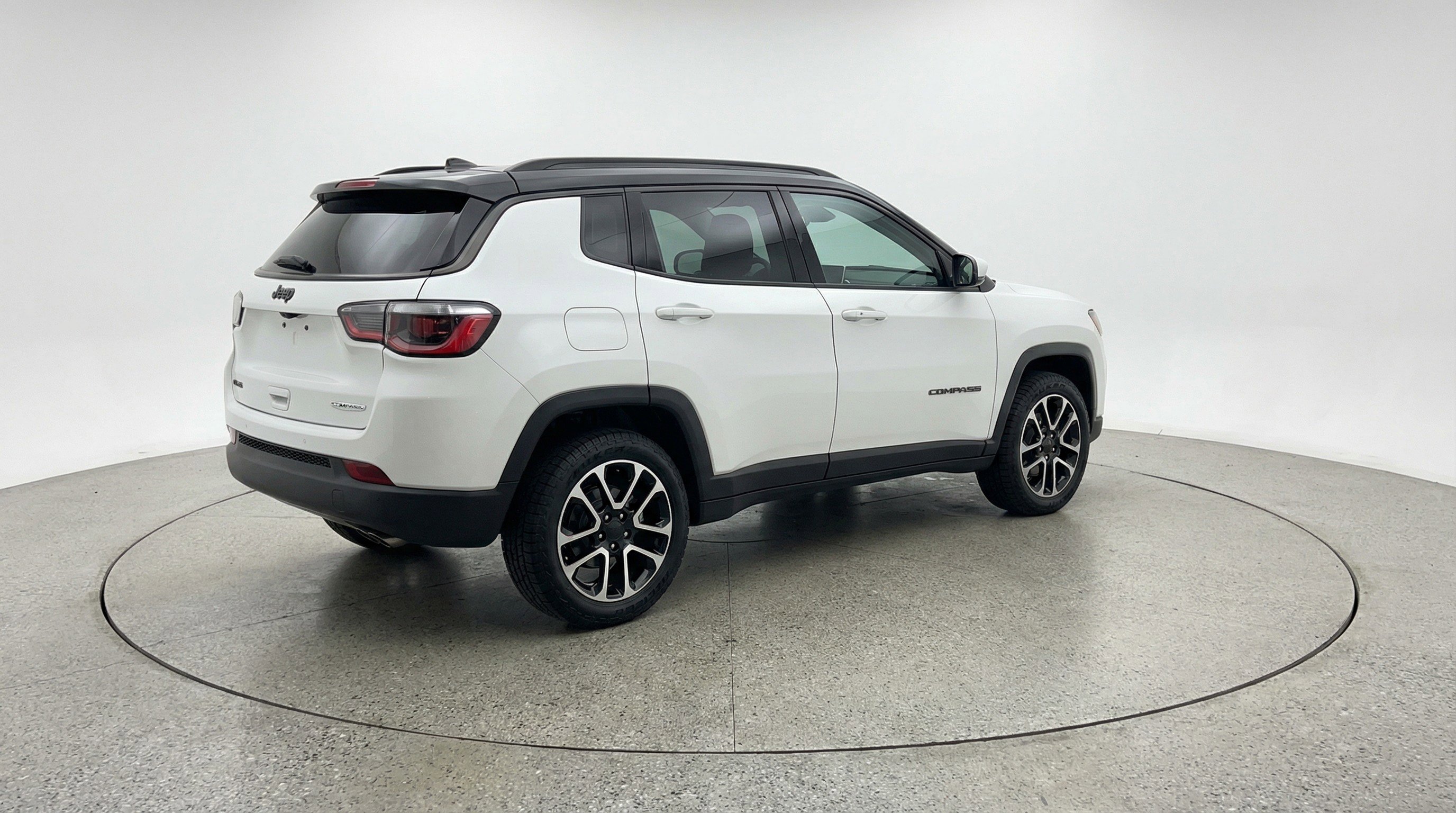 Used 2025 Jeep Compass Trailhawk image 9