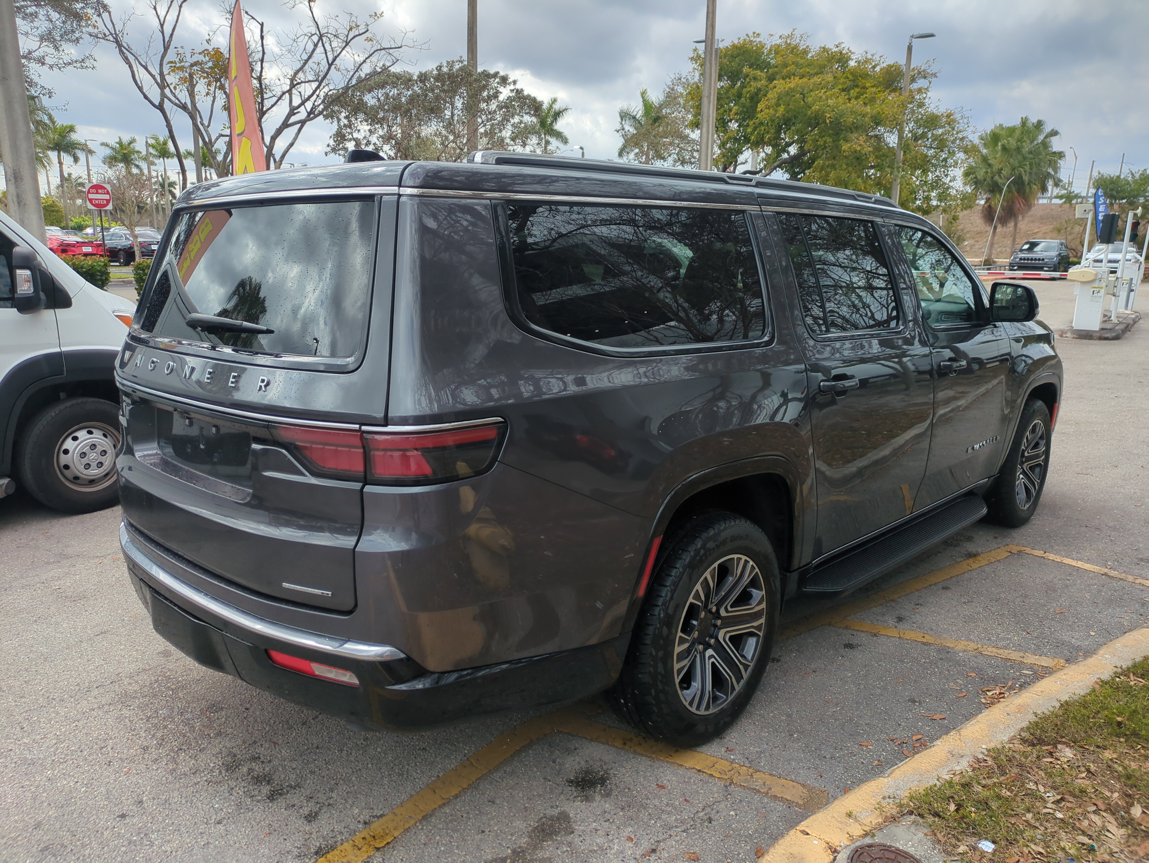 Certified 2024 Jeep Wagoneer L Series II w/ Flexible Seating Group image 5
