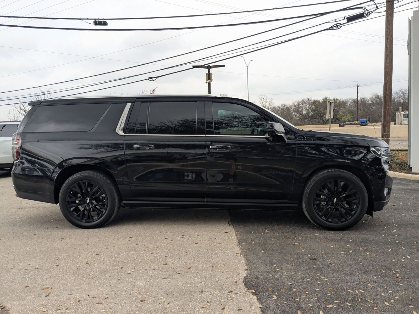 Used 2023 Chevrolet Suburban High Country w/ Advanced Technology Package image 2