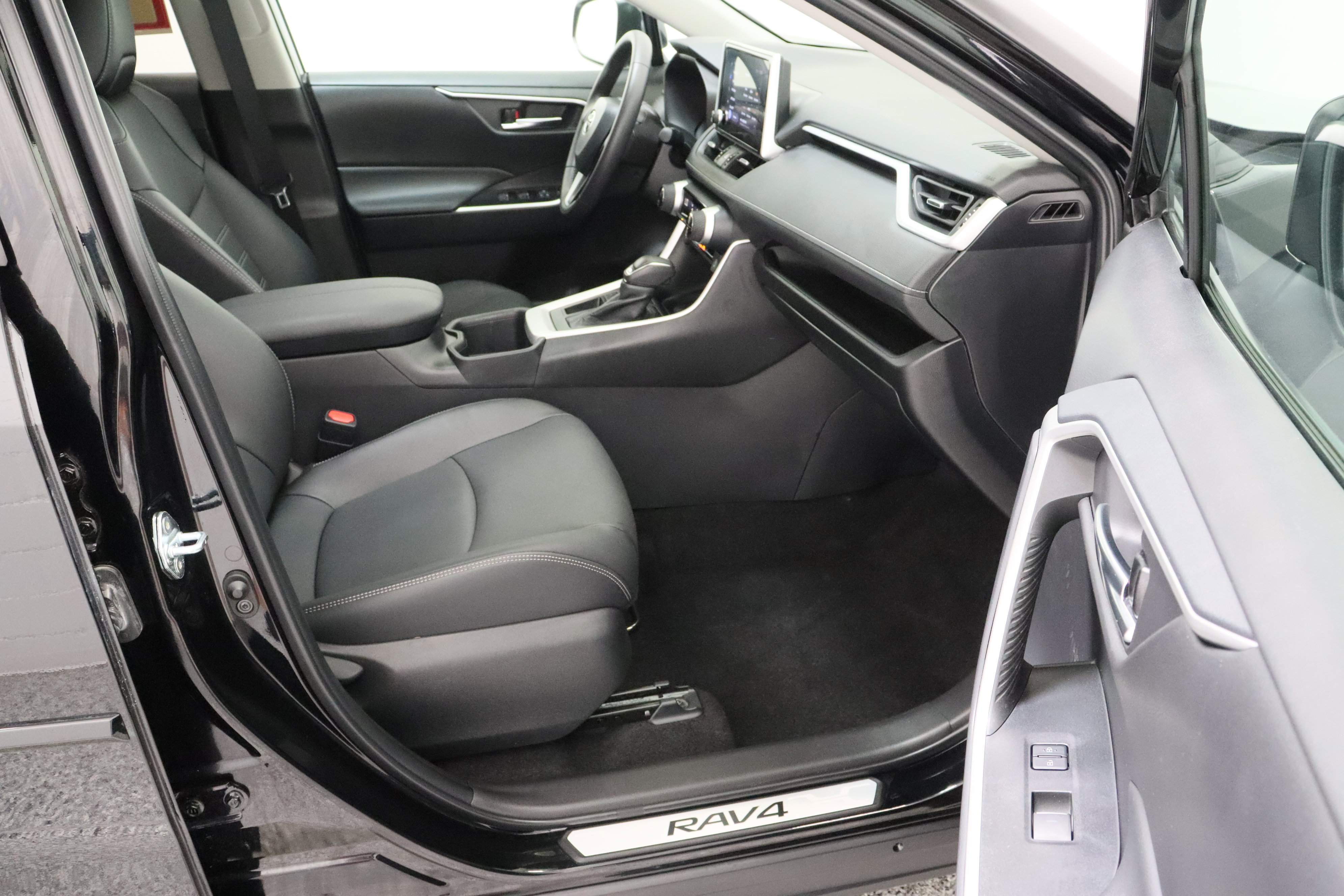 Used 2025 Toyota RAV4 XLE Premium FWD image 38