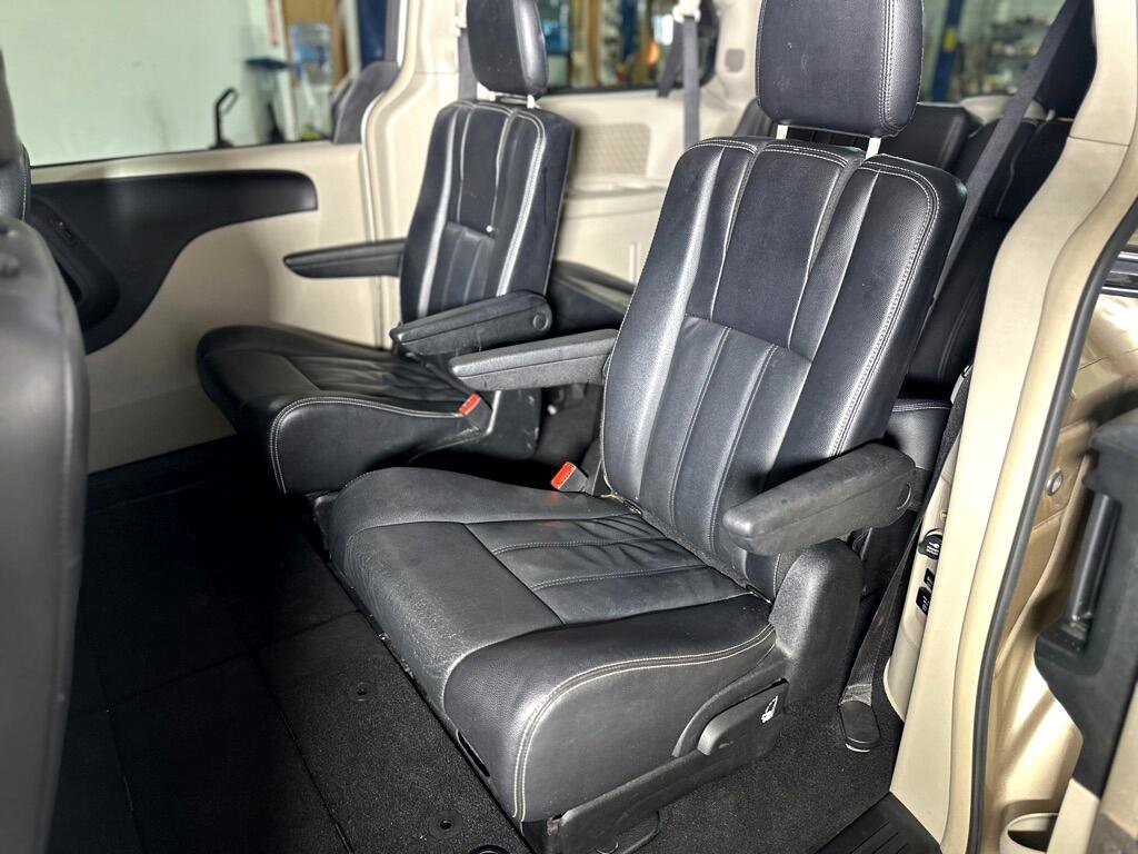 Used 2014 Chrysler Town & Country Touring image 27