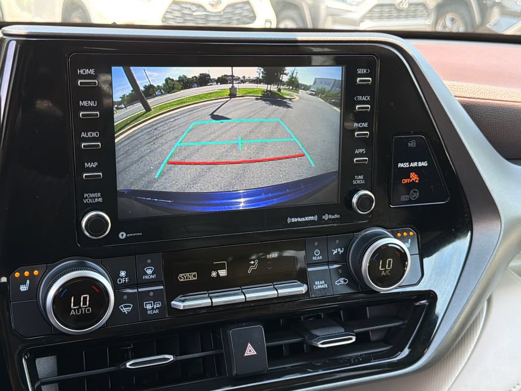 Used 2022 Toyota Highlander XLE AWD/4WD image 27