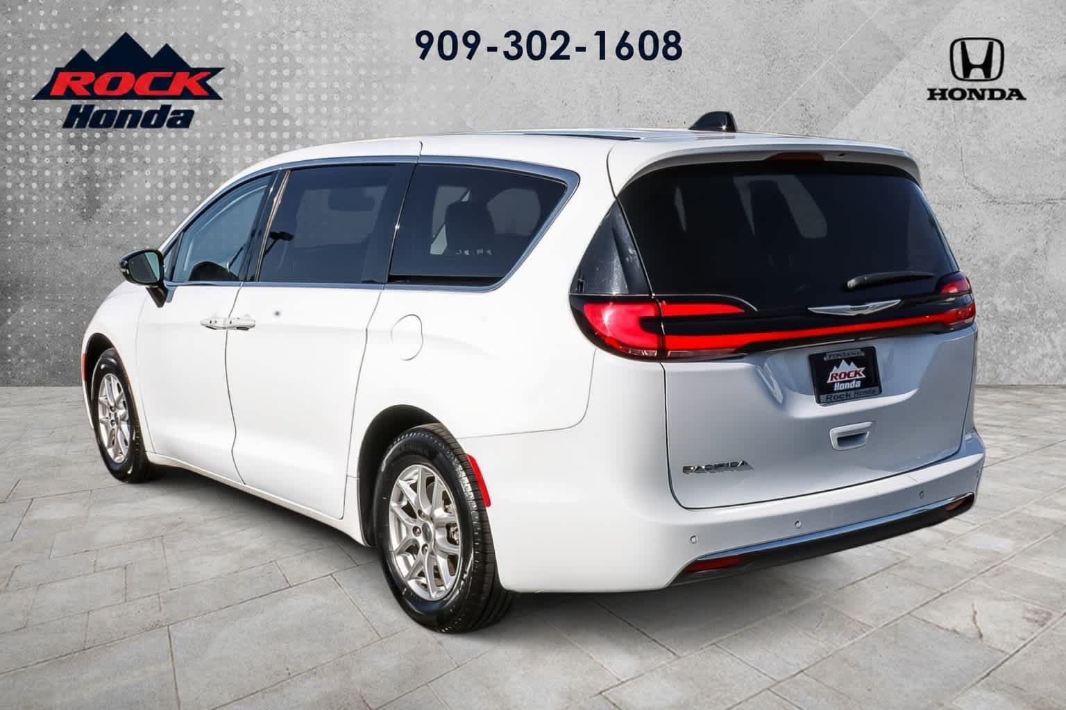 Used 2024 Chrysler Pacifica Touring-L FWD image 6