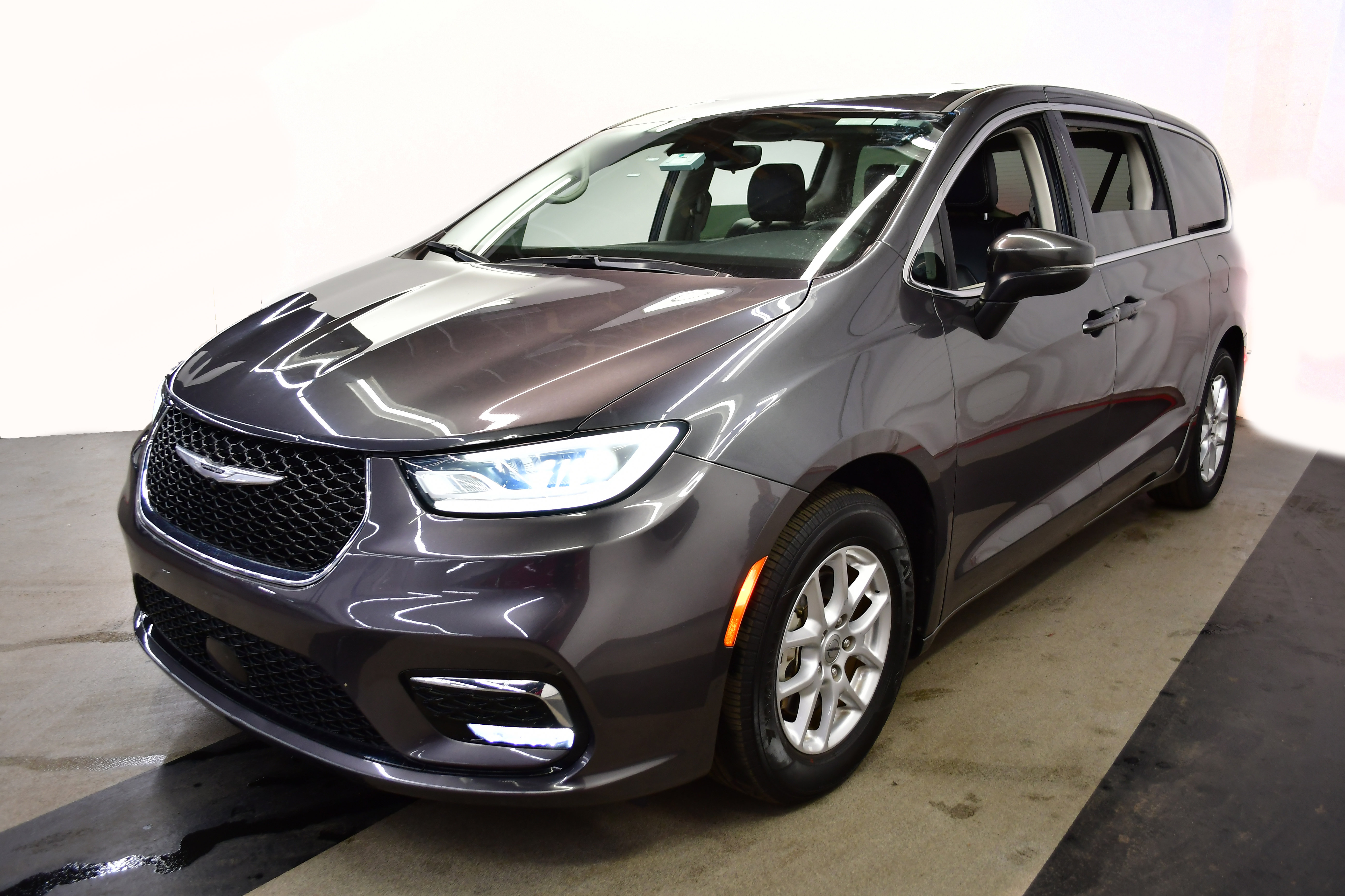 Used 2023 Chrysler Pacifica Touring-L FWD image 4
