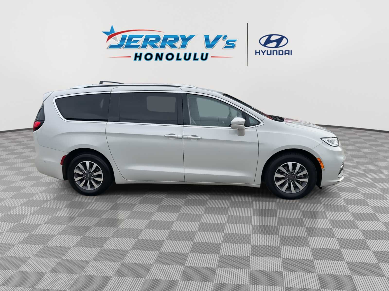Used 2021 Chrysler Pacifica Touring-L image 9